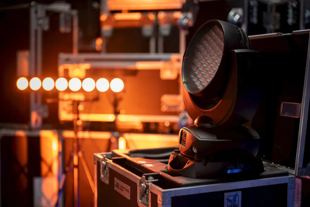 Ein Bühnenlicht auf einem Koffer, das die Verbindung zur Orange Veranstaltungstechnik Seeshaupt und deren Ausstattung verdeutlicht.